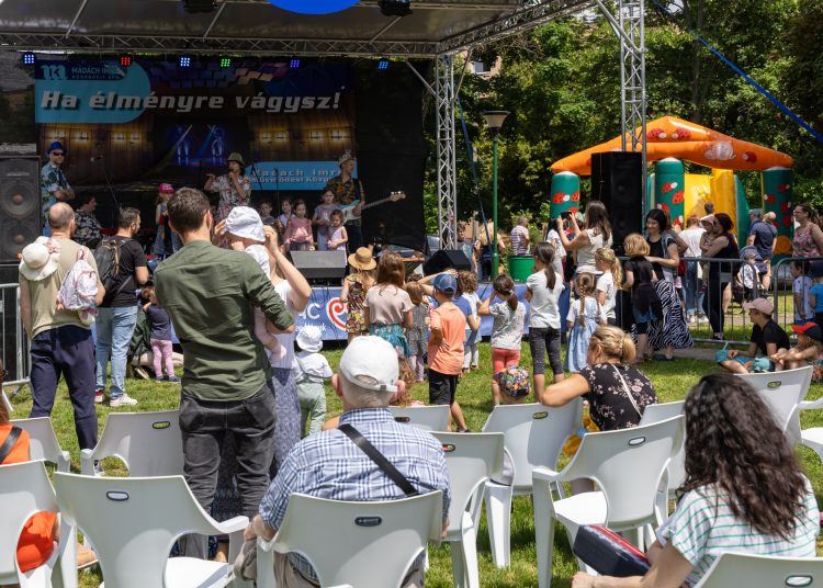 Rég nem látott tömeg a KRESZ parkban; Deákvár családi nappal ünnepelte 125. születésnapját (fotógaléria)