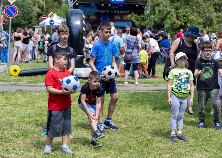 Rég nem látott tömeg a KRESZ parkban; Deákvár családi nappal ünnepelte 125. születésnapját (fotógaléria)