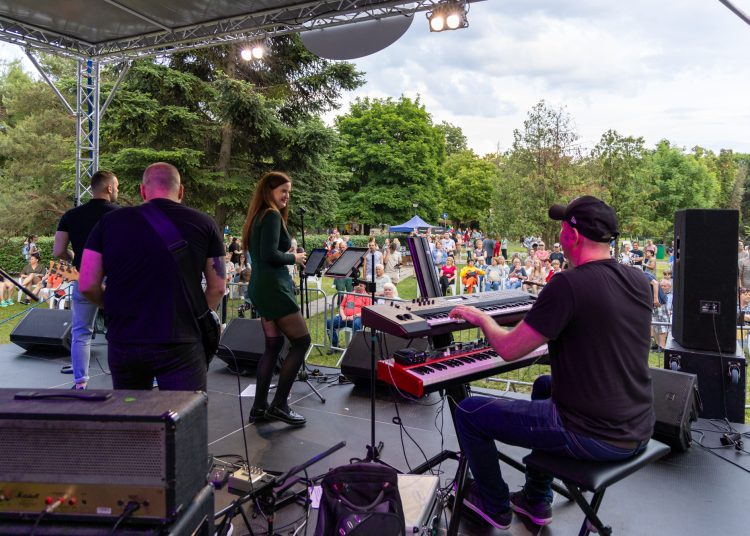 Rég nem látott tömeg a KRESZ parkban; Deákvár családi nappal ünnepelte 125. születésnapját (fotógaléria)