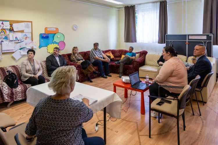 A hajléktalanellátás színvonalának fejlesztéséről tartottak kerekasztal-beszélgetést