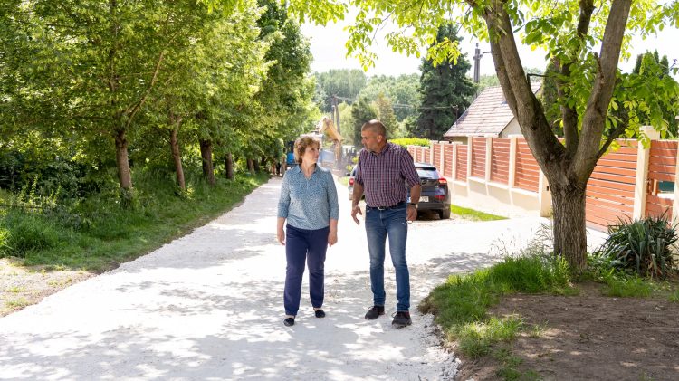 Teljes hosszában felújították a kisváci Horgász köz úttestjét