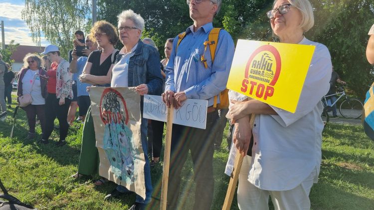 Telex: ha igaz lenne, amit a kormányhivatal állít, 72 gyártósorból 71-et le kellene állítani a gödi Samsung-gyárban