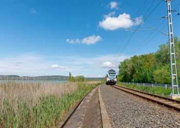 Átszállás nélkül vonatozhatunk Vácról a Balcsira