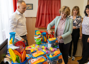 Homokozó játékokat kaptak a Vám utcai ovisok