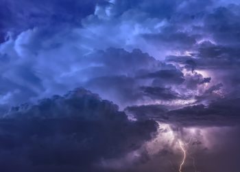 Heves zivatarokra figyelmeztet a meteorológiai szolgálat pénteken Pest vármegyében