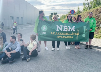 Élőlánccal zárták le a gödi akkumulátorgyár bejáratát