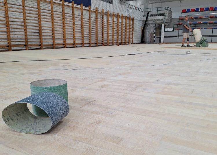 Felújítják a sportcsarnok játékterét