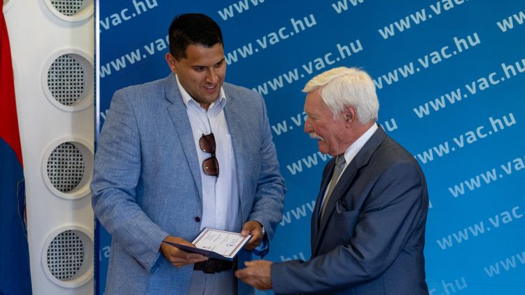 A váci képviselők többsége is átvette a megbízólevelét