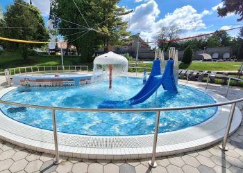 Igazi nyári időre számíthatunk, így a pénteken nyitó strand új gyermekmedencéjét is érdemes kipróbálni