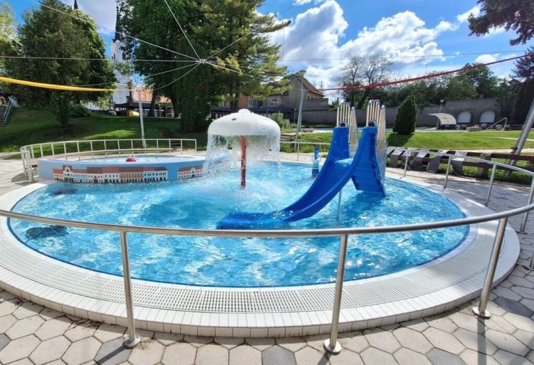 Igazi nyári időre számíthatunk, így a pénteken nyitó strand új gyermekmedencéjét is érdemes kipróbálni