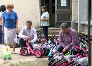 Vállalkozó adományozott 160 gurulójátékot a váci gyerekeknek