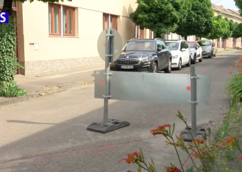 Sávterelésekkel kényszerítik az autósokat a sebesség betartására a Flórián utcában