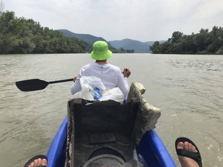 Első kenus szemétszedés a váci Dunán