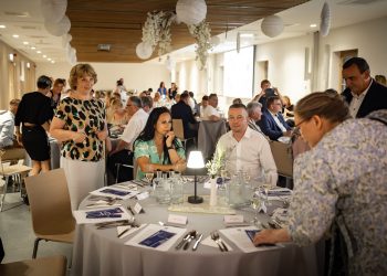 Erősödő testvérvárosi kapcsolatok; bővülő adományok