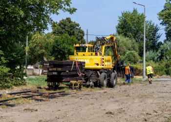 A kínai okosraktár csomagjai utaznak majd a felújított alsóvárosi sínpáron