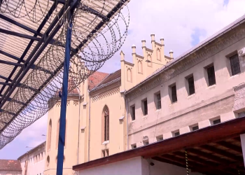 Vigalomra kinyitja kapuját a váci börtön hírhedt Doberdója