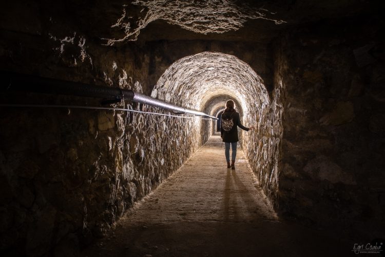 Pulóvert vinni célszerű! – nyári barlangtúrák a Vár alatt