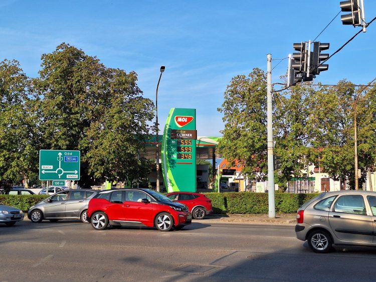 Csökkenő tendenciát mutatnak a hazai üzemanyagárak