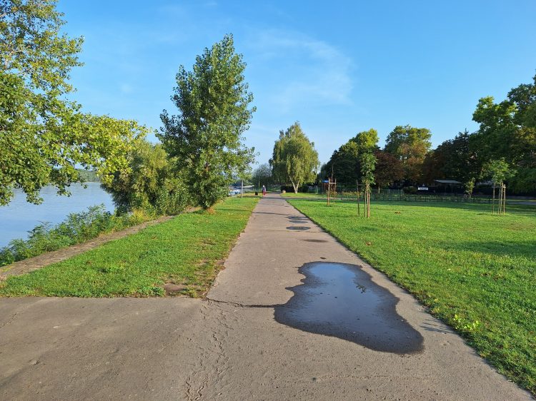 Nem tágít a hőség