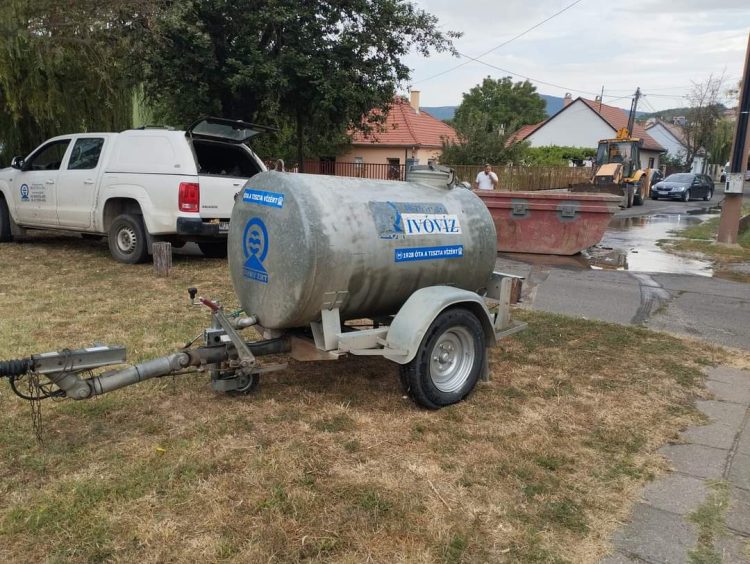 Csőtörés Deákváron a Béke téren