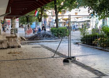 Elbontották a betontömböket, hamarosan kicserélik a járhatatlan részeket