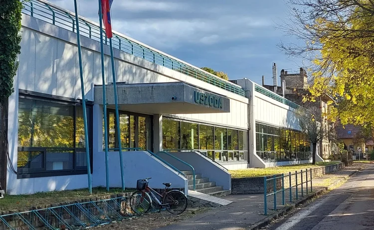 Hétfőn újranyit az uszoda a 25 méteres medencével