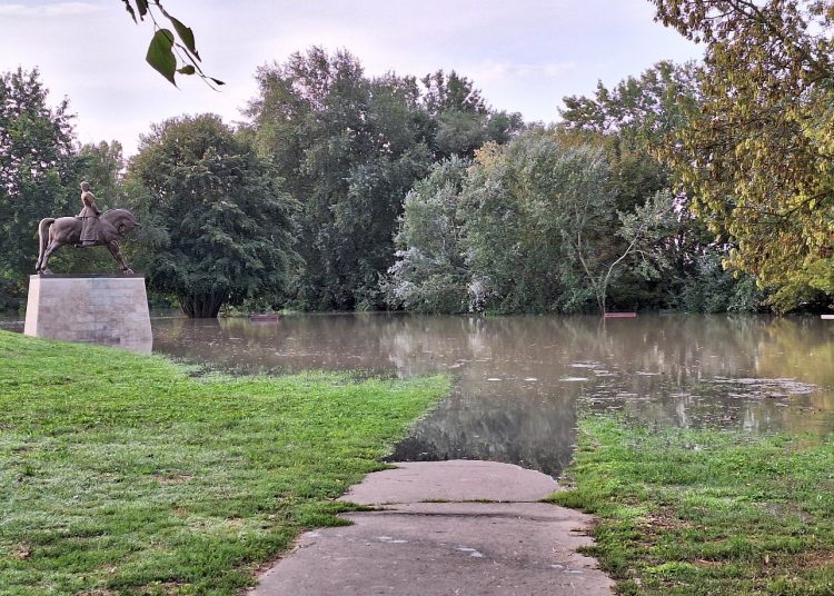 A tanpályánál befejeződött a zsákolás, a Szérűskertben még folytatódik a munka