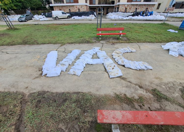 Takarítják Vácot az árvíz után, csütörtökön újra jönnek katonák – galériával