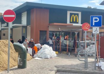 Homokzsákokkal védik a váci Mekit is