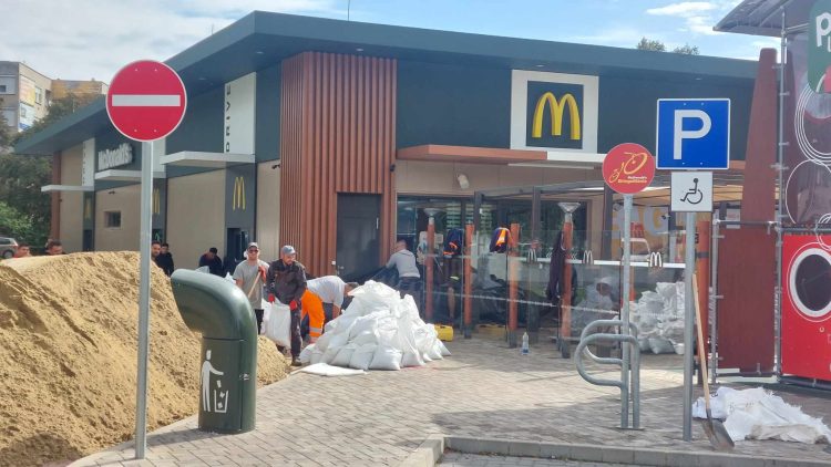 Homokzsákokkal védik a váci Mekit is