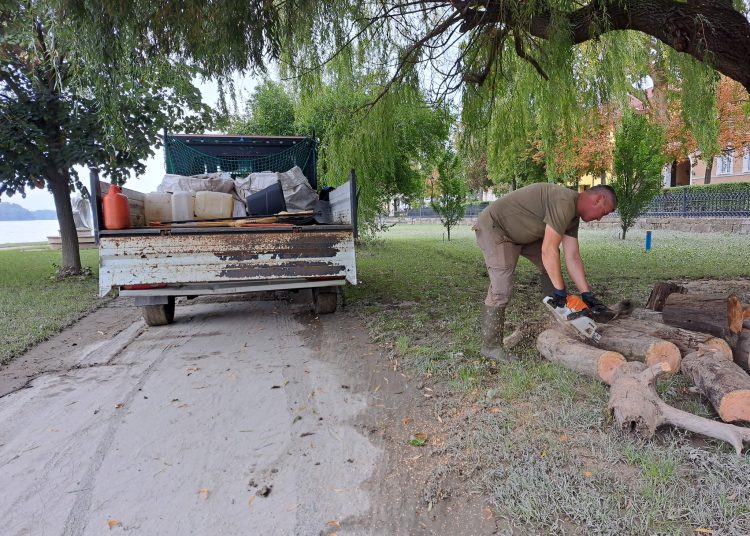 Takarítják Vácot az árvíz után, csütörtökön újra jönnek katonák – galériával