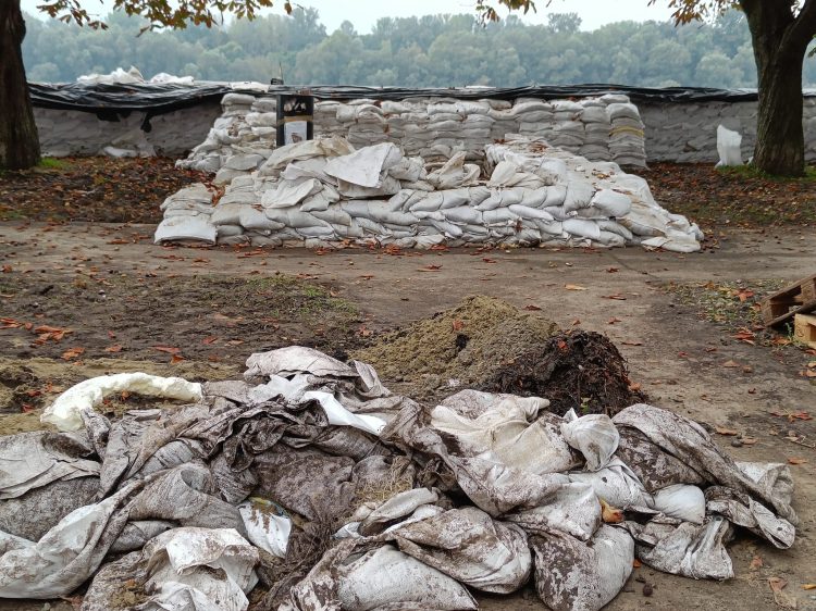 Árvíz után – Folyamatosan zajlik az elöntött partszakasz tisztítása (videóval)