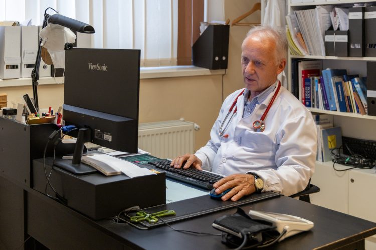 Egyre több problémát okoz a háziorvosi praxisok betöltése – videóval