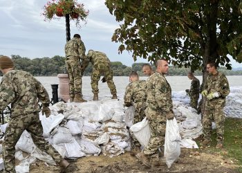 Ismét katonák érkeztek Vácra; elkezdődött a zsákok összeszedése  – videóval
