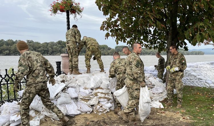 Ismét katonák érkeztek Vácra; elkezdődött a zsákok összeszedése – videóval
