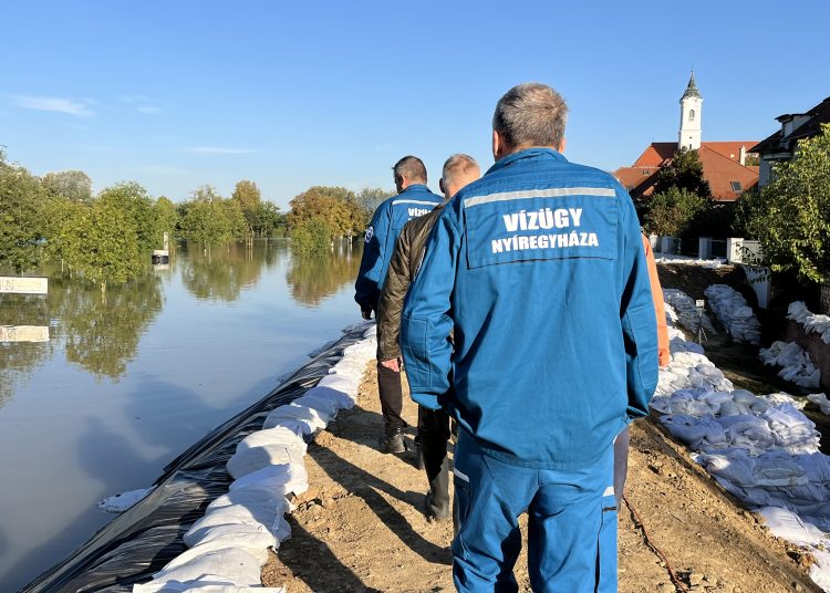 Galéria: ellenőrizték a gátat a tetőzés után