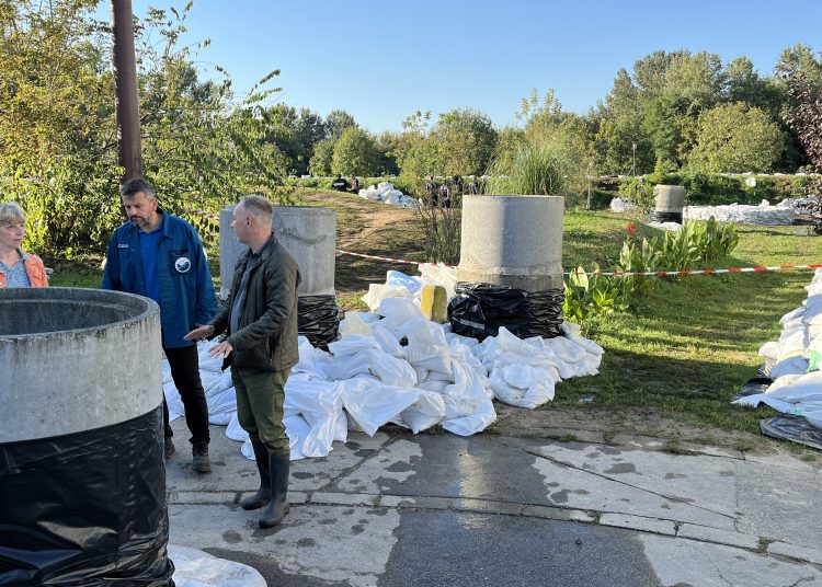 Galéria: ellenőrizték a gátat a tetőzés után