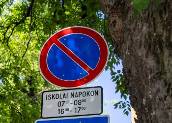 Szabaddá tették az iskola bejáratát az autósoknak – videóval