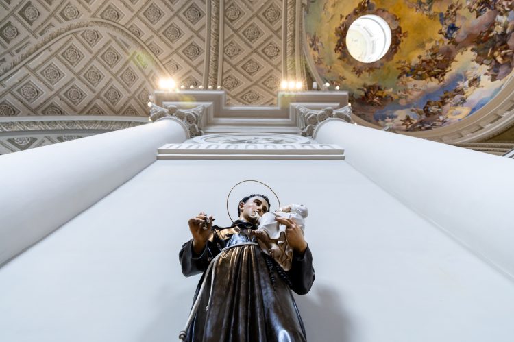 Itt vannak a legfrissebb képek a megújult váci Nagyboldogasszony-székesegyházról