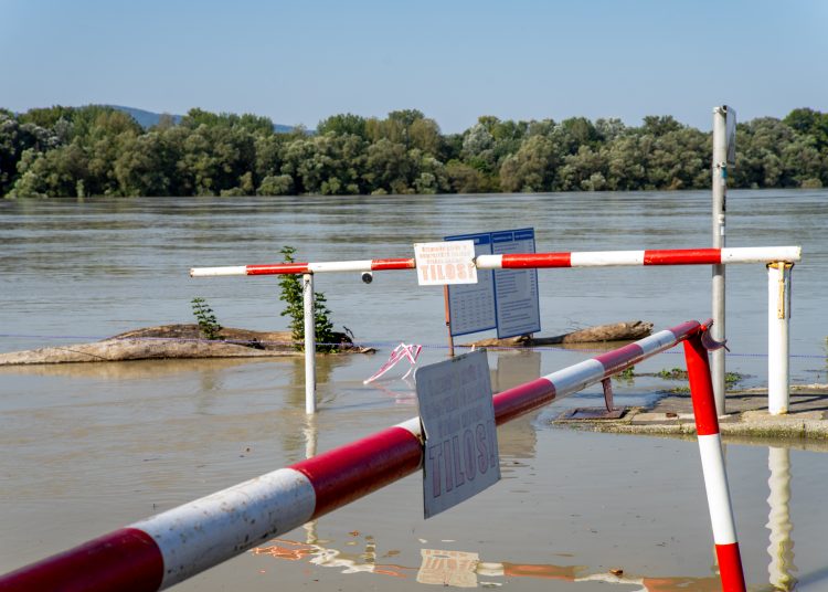 Fotógaléria: a Duna elérte a 7 métert, de a gát elkészült