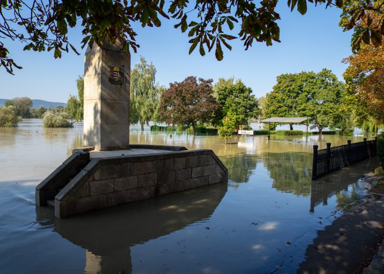 Fotógaléria: a Duna elérte a 7 métert, de a gát elkészült
