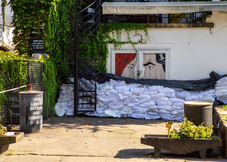 Fotógaléria: a Duna elérte a 7 métert, de a gát elkészült