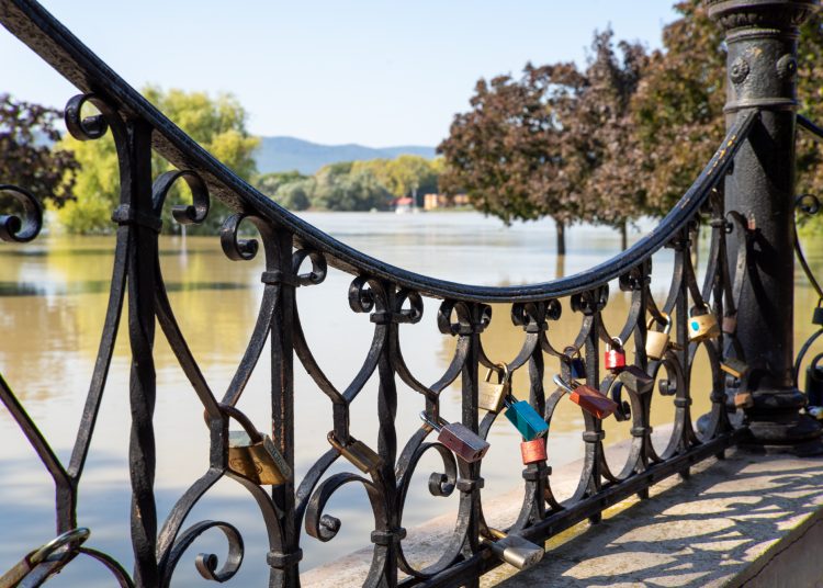 Fotógaléria: a Duna elérte a 7 métert, de a gát elkészült