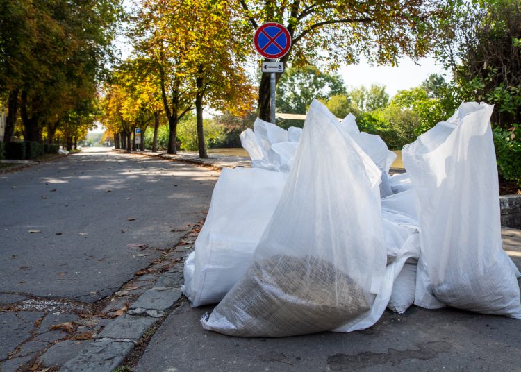 Fotógaléria: a Duna elérte a 7 métert, de a gát elkészült