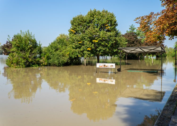Fotógaléria: a Duna elérte a 7 métert, de a gát elkészült