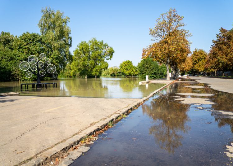 Fotógaléria: a Duna elérte a 7 métert, de a gát elkészült