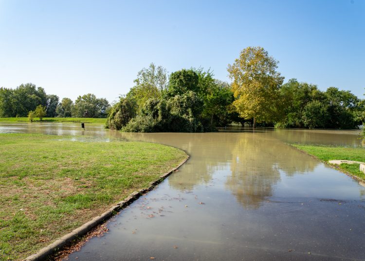 Fotógaléria: a Duna elérte a 7 métert, de a gát elkészült