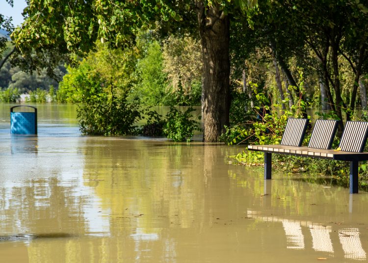 Fotógaléria: a Duna elérte a 7 métert, de a gát elkészült