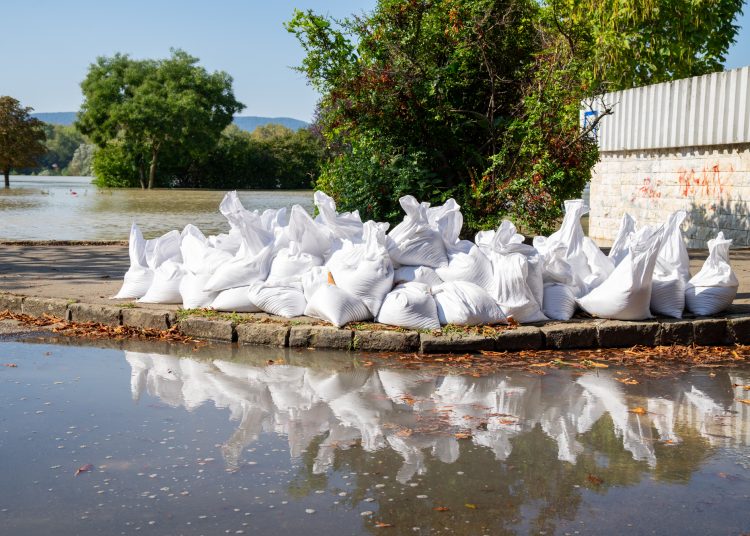Fotógaléria: a Duna elérte a 7 métert, de a gát elkészült