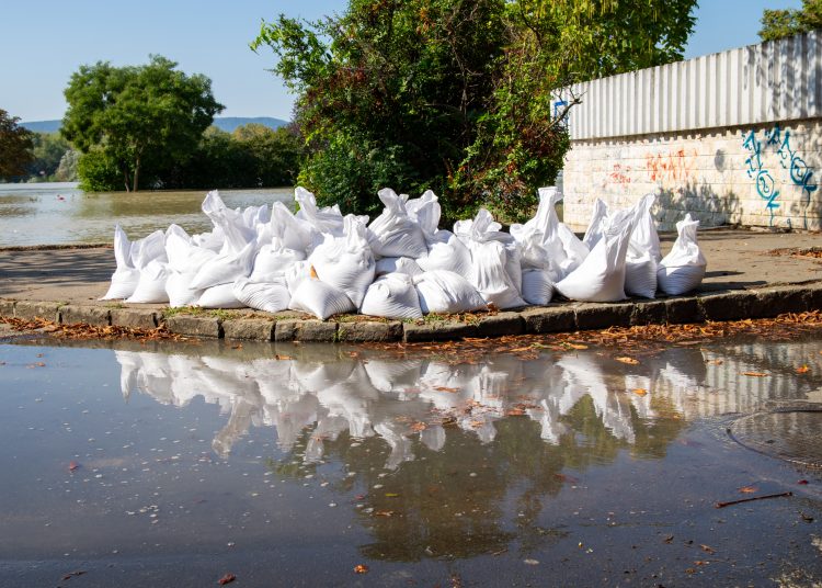 Fotógaléria: a Duna elérte a 7 métert, de a gát elkészült